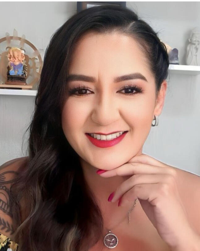 Juliany Brugin sorrindo, em paz, transmitindo acolhimento, verdade e conexão com a alma.