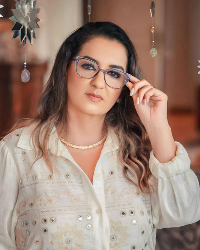 Imagem de Juliany Brugin, mentora vibracional e canal espiritual, na seção Quem Sou do site.